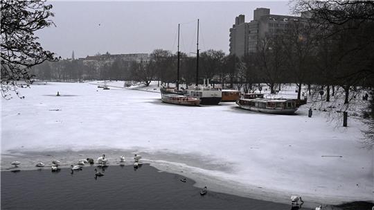 Wetter weiter zweigeteilt: Dauerfrost im Nordosten und fast frühlingshaft mild im Westen. 