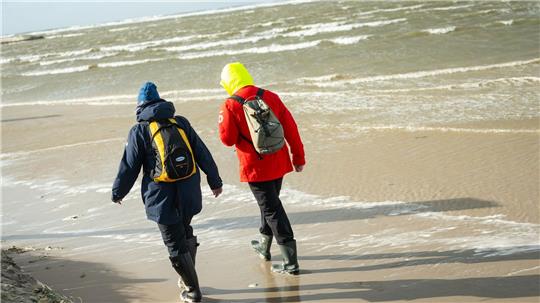 Wetterfeste Kleidung ist beim Spaziergang an der Nordsee in den nächsten Tagen ein Muss. (Archivfoto)