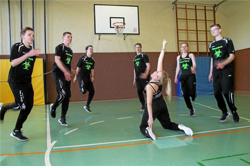 HTC holt Deutschland Cup im Jumpstyle in die Kurstadt Wettkämpfer: Die Gruppe „Hard Rave“ stellt sich der Konkurrenz. Fotos: Potthast