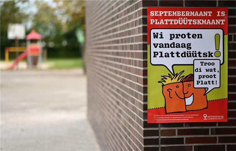 Plattdüütskbüro: Zahl der Plattdeutschsprecher stabil „Wi proten vandaag Plattdüütsk“ (Wir sprechen heute Plattdeutsch) steht auf einem Plakat an einer Wand an einer Grundschule.