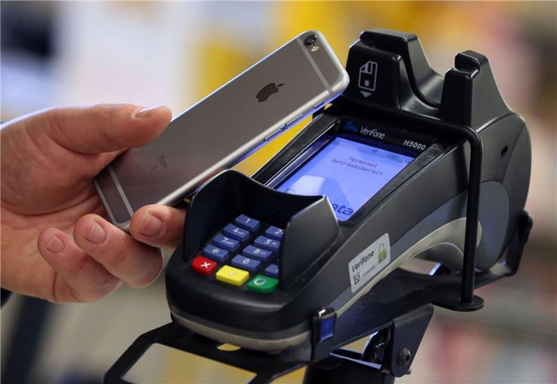 Umfrage: Menschen nutzen Smartphone häufiger zum Bezahlen Wichtig ist den Verbrauchern beim Bezahlen an der Ladenkasse nach eigenen Angaben vor allem, dass es schnell geht.