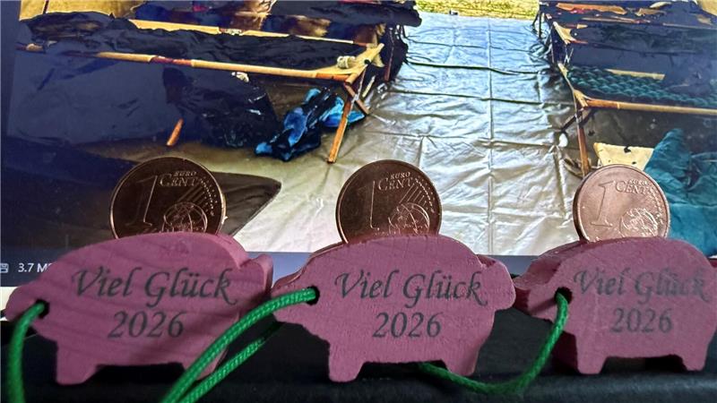 Wichtig ist nach Ansicht der Kinder- und Jugendfeuerwehr ein Boden. „Wir wollen ja nicht Grasbüschel oder Dreck im Zelt haben“, meint Stadtjugendfeuerwehrwart Christopher Karnovsky. Die GZ-Glücksschweinchen wollen nun helfen, dass der Kauf des Zeltes gelingt.