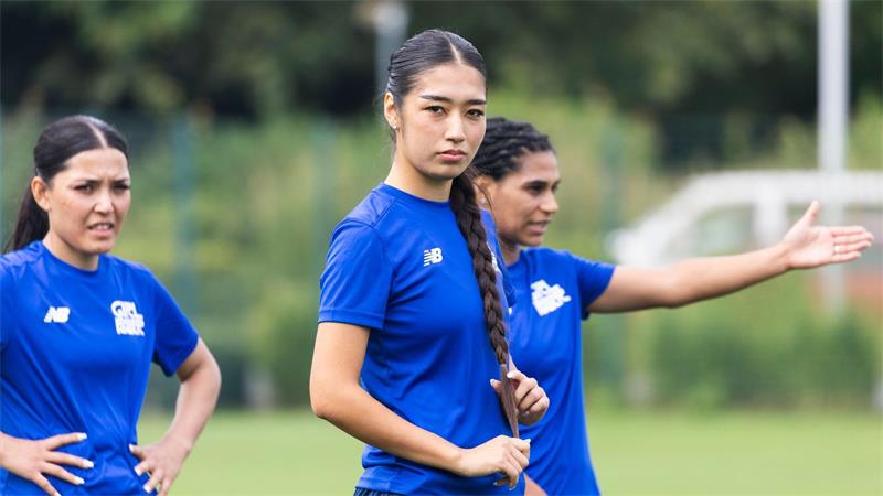Jedes Training ein Statement für die Freiheit Wichtige Stimme unter den afghanischen Fußballerinnen: Fatema Urfani (M).