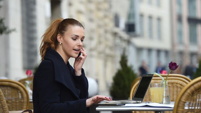 Wichtiger Anruf im Café? Nicht jede neue Aufgabe ist dringend.