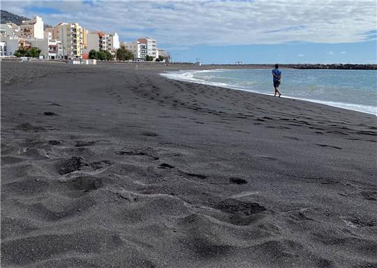 Wie alle Strände auf La Palma ist der Sand auch vor Santa Cruz de la Palma pechschwarz, von Wind und Wellen zerriebenes Vulkangestein.