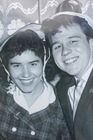 „Wie alles begann“ betitelt das Jubelpaar dieses Foto von sich.