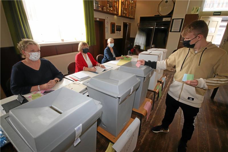 Wie andernorts auch reihen sich im Ostharinger Wahllokal fünf Urnen aneinander – die Beteiligung an der Gemeinderatswahl liegt bei 62,48 Prozent,  Foto: Gereke