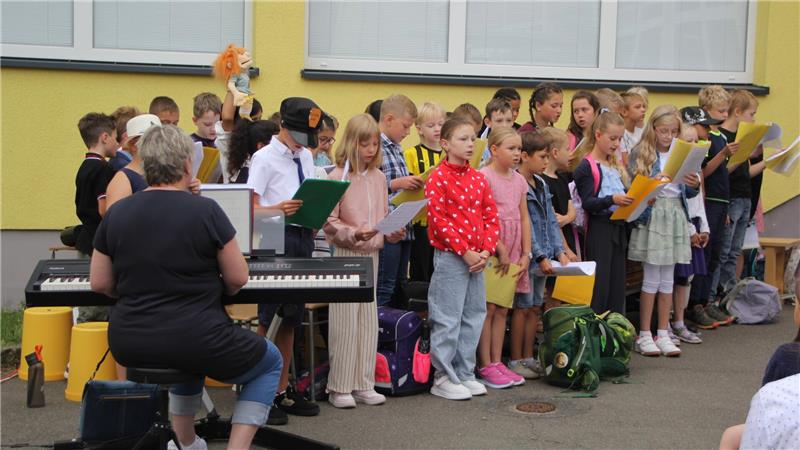 So feiert Bad Harzburg seine neuen Erstklässler Wie auch an den anderen Schulen bringen sich in Harlingerode die älteren Kinder in die Feier ein und begrüßen ihre Mitschüler mit einigen Liedern und Theaterstücken.