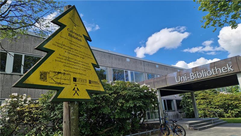 Wie auf der Dennerttanne neben der Uni-Bibliothek zu lesen ist, kann im dortigen Lesesaal die Calvörsche Bibliothek besichtigt werden.