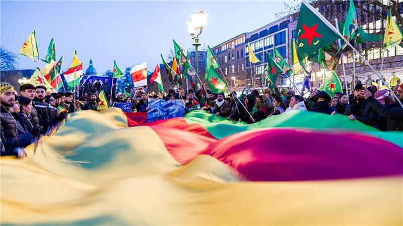 Wie auf diesem Foto von vor rund einer Woche werden am Samstag nach Angaben der Polizei wieder viele Menschen an einer pro-kurdischen Demonstration teilnehmen. (Archivbild)