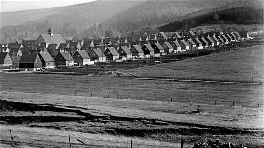Wie aufgefädelt entstehen ab 1935 die ersten Siedlungshäuser östlich des Langenbergs.