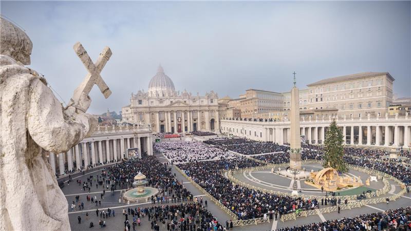 Was passiert nach dem Tod des Papstes? Wie bei Benedikt XVI. werden auch bei den Trauerfeierlichkeiten für Franziskus Zehntausende Gläubige im Vatikan erwartet. (Archivbild)