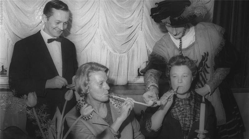 Wie bei den Schaffermahlzeiten in Bremen werden auch beim Pancket lange Zeit Tonpfeifen nach dem Schmaus gereicht. Der Herold reicht Goslars Fremdenverkehrsamtsleiterin Ruth Jondral und Hotelchefin Annemarie Mühlenkamp Feuer.