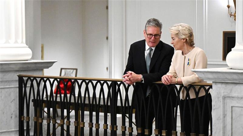 Wie bei jeder Konferenz; wichtig sind die kleinen Gespräche auf dem Gang. Am Rande der 79. Generalversammlung der Vereinten Nationen in New York spricht der britische Premierminister Keir Starmer mit Ursula von der Leyen, die Präsidentin der Europäischen Kommission.