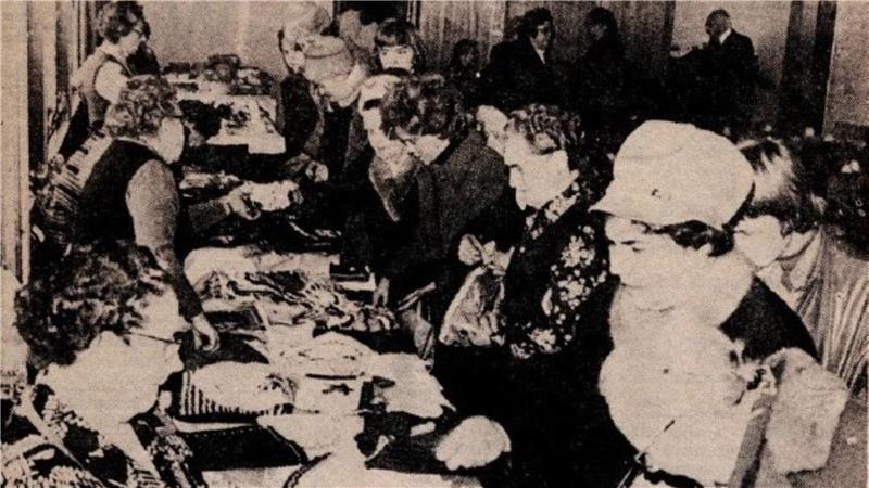 Historisches Foto: Beim Adventsmarkt 1975 sind volle Verkaufstische und zahlreiche Menschen zu sehen. „Wie beim Winterschlussverkauf war der Andrang der Besucher beim Basar der Frauenhilfe“, heißt es 1975 im Nachbericht der Harzburger Zeitung.