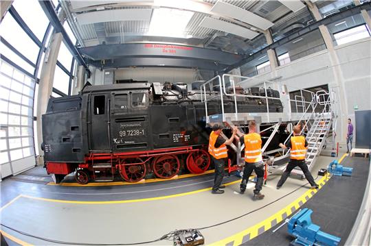 Wie blitzblank geputzt: Die Brockenlok 99 7238 ist die erste Lok, die in die am Freitag in Betrieb genommene Dampflokwerkstatt der Harzer Schmalspurbahnen in Wernigerode einrollt.  Foto: Bein