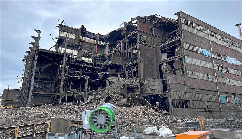 Was passiert auf Harlingerodes Hüttengelände? Wie das Wrack der Titanic sieht die halb abgerissene Halle aus. Foto: Schlegel