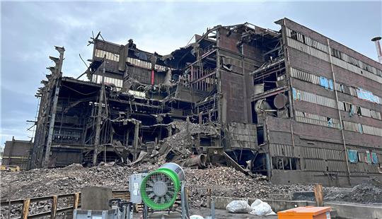 Wie das Wrack der Titanic sieht die halb abgerissene Halle aus. Foto: Schlegel