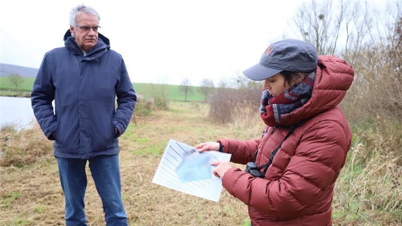 Molche sollen sich wohlfühlen und der Schlamm verschwinden Wie die Amphibien über Reusen für die Erfassung eingefangen werden, erklärt Dr. Maude Erasmy. (l.) Andreas Froböse, Stadt Seesen.