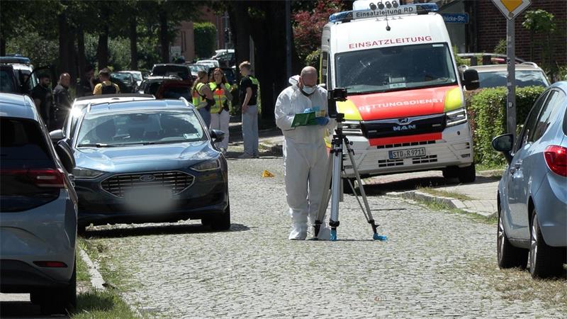 Wie die Polizei mitteilte, starben bei der Tat fünf Menschen vor Ort, eine sechste Person erlag im Krankenhaus ihren Verletzungen.