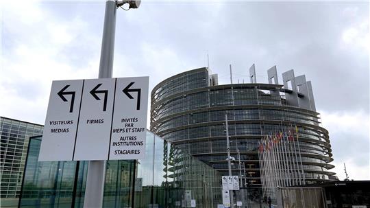 Wie die belgische Staatsanwaltschaft mitteilt, soll die Korruption von 2021 bis heute regelmäßig und sehr diskret „unter dem Deckmantel des kommerziellen Lobbyings in verschiedenen Formen praktiziert worden sein“
