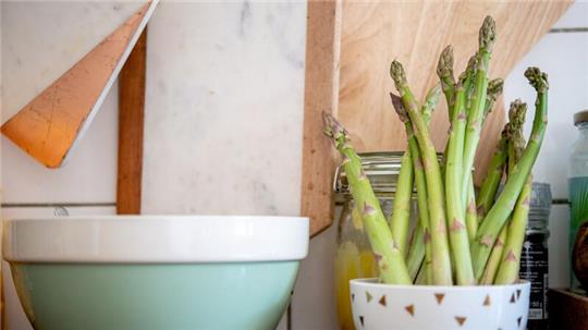 Wie ein Blumenstrauß kann grüner Spargel aufrecht stehend aufbewahrt werden.
