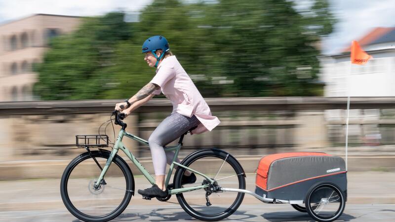 Fahrradtaschen für jede Tour: 8 Modelle im Überblick Wie ein Kofferraum: Das Gepäck kann man auch im Fahrradanhänger transportieren.