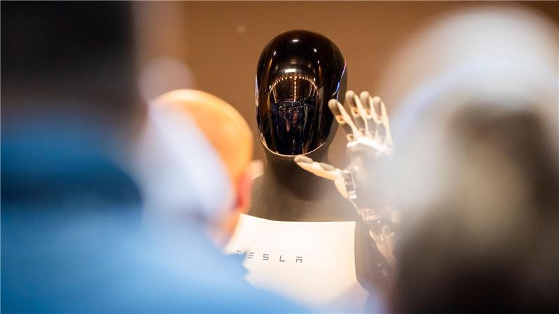 „Wie ein Mensch in einem Roboter-Kostüm“ soll sich der Roboter „Optimus“ in Zukunft bewegen.