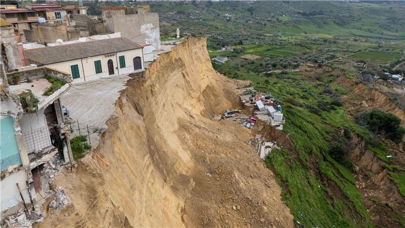 Wie ein Schwamm hat sich die Erde unter Niscemi vollgesogen.