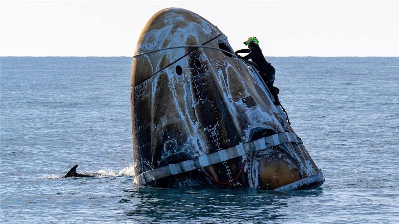 „Willkommen daheim“: Gestrandete Astronauten zurück auf Erde Wie ein Wal ragte die Raumkapsel nach der Landung aus dem Wasser.