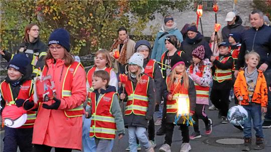 Saison der Laternenumzüge im nördlichen Harzvorland ist eröffnet Wie ein bunter Lindwurm schlängelt sich der Umzug durch die Straßen und Gassen Werlaburgdorfs.
