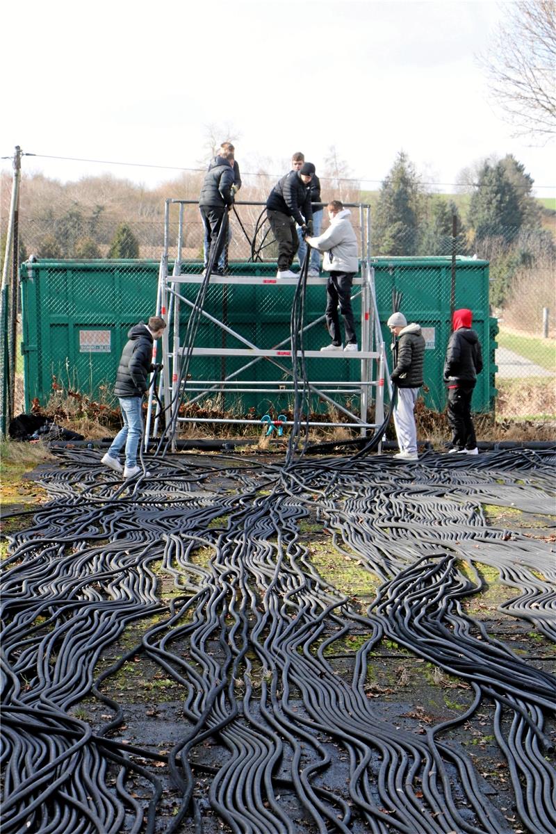Neue Solarheizung für das Stadtbad Hornburg Wie ein großes Schlangennest wirkt der alte Tennisplatz, über den die Schläuche der Solarheizung gelegt waren. Die Helfer müssen sie zur Entsorgung in die Container ziehen. Noch im März soll dann die neue Anlage installiert werden. Die Gesamtkosten belaufen sich auf 25000 Euro. Fotos: Gereke