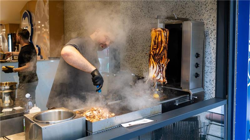 Neuer Döner-Hype? Tentakel am Spieß sorgt für Wirbel Wie ein herkömmlicher Döner wird der Calamari-Kebab am Spieß mariniert.
