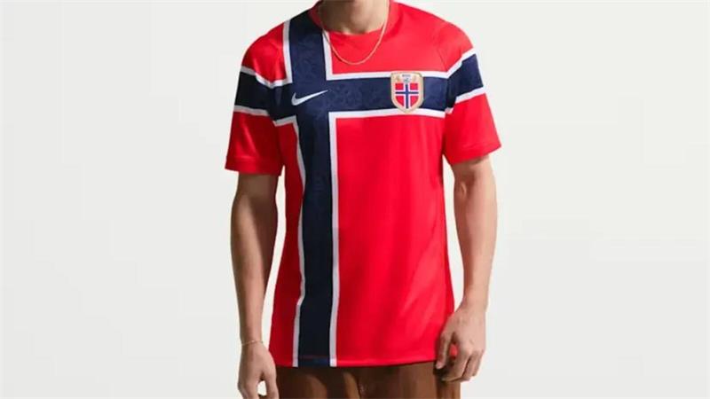 Ein rotes Trikot mit einem Blauen Kreuz. 