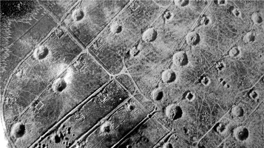 Wie eine Mondlandschaft: Das Luftbild der Royal Air Force aus dem November 1945 zeigt das Muna-Gelände, das von Kratern übersät ist.
