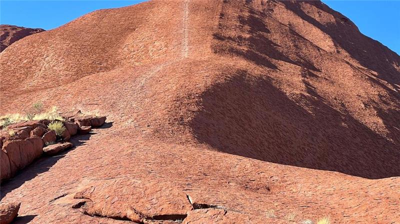 Wie eine Narbe ist noch heute der Pfad zu sehen, über den Touristen jahrzehntelang auf den Berg kletterten.
