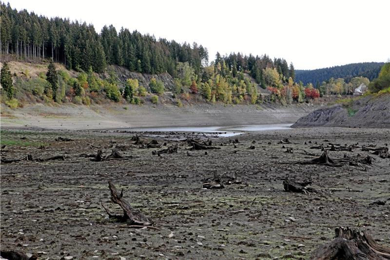Wie eine Wüstenlandschaft: Die Okertalsperre zwischen Vorsperre und dem Gemkenthal. Der Stausee ist derzeit nur zu 26 Prozent gefüllt. Foto: Bruns