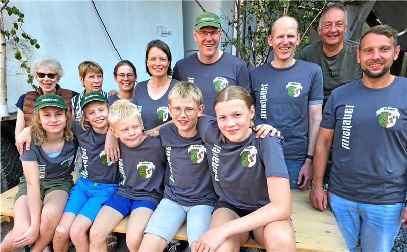 Brauereifest in Altenau lockt hunderte Besucher an Wie eine große Familie führen Joachim Kilian (hinten Mitte), Sebastian Schneider, Andreas Creydt und ihre Angehörigen die Altenauer Brauerei. Foto: Weiss