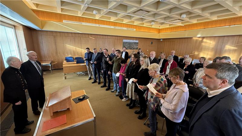 Warum Horst Woick das Bundesverdienstkreuz verliehen bekommt Wie es sich für einen echten Bergmann gehört, stimmt Horst Woick am Ende das Steigerlied an, unterstützt durch den zweiten waschechten Steiger im Saal, Claus Messerschmidt (l.)
