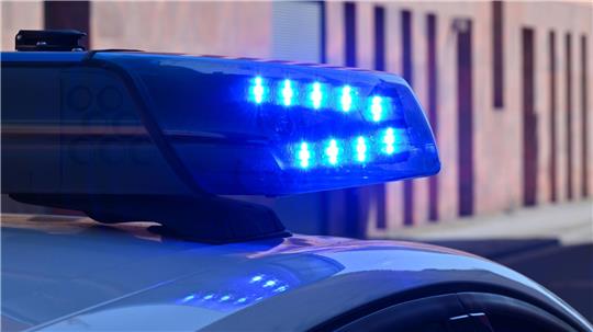Wie es zu dem Unfall auf der Autobahn kam, war zunächst unklar. (Symbolbild)