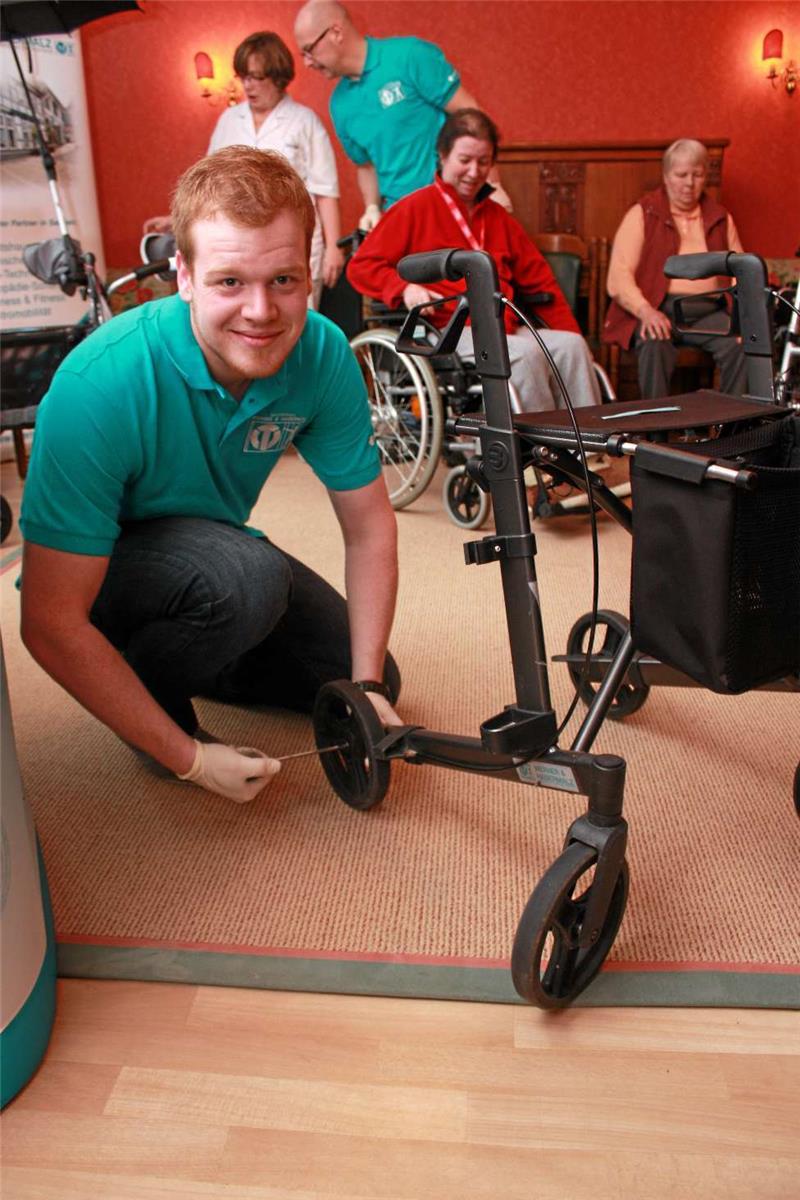 „Rolli-Tüv“: Hilfsmittel müssen im Alltag funktionieren Wie fest sitzen die Schrauben? Tobias Jähnel überprüft die Schwenkräder eines Rollators. Sein Team hat bei der Wartung jede Menge zu tun. Foto: Semper
