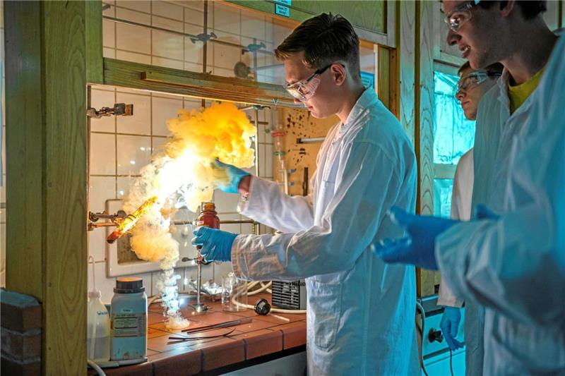 Wie für die Teilnehmer des Sommerkollegs 2017 stehen auch in diesem Jahr Experimente im Institut für Organische Chemie auf dem Programm.  Foto: Daniel Grosch