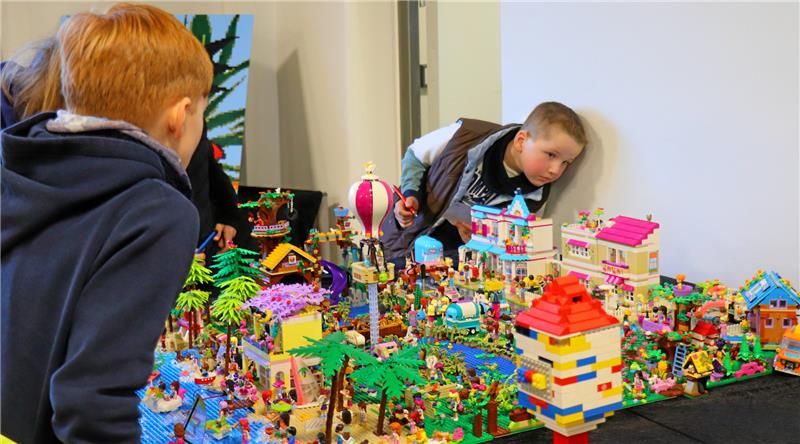 Bunte Bautenwelt für alle Goslarer Lego-Fans Wie funktioniert das denn jetzt wieder? Bei Lego-Bauten schauen die Fans genau hin, weil sich so viel lernen lässt. Foto: Kammer