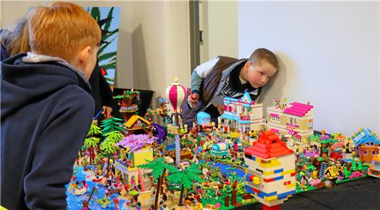 Wie funktioniert das denn jetzt wieder? Bei Lego-Bauten schauen die Fans genau hin, weil sich so viel lernen lässt. Foto: Kammer