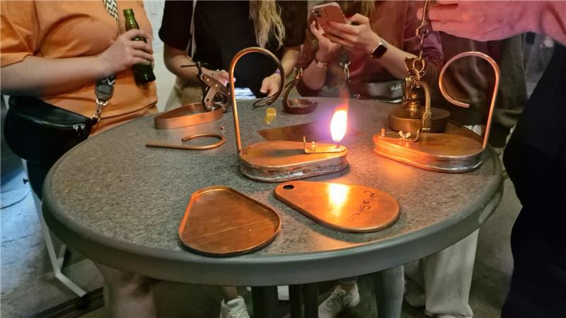Schule-Kultur-Projekt: Was ist am Rammelsberg passiert? Wie funktioniert eigentlich eine Grubenlampe? Anhand historischer Zeichnungen haben die Schüler das Leuchtmittel nachgebaut.