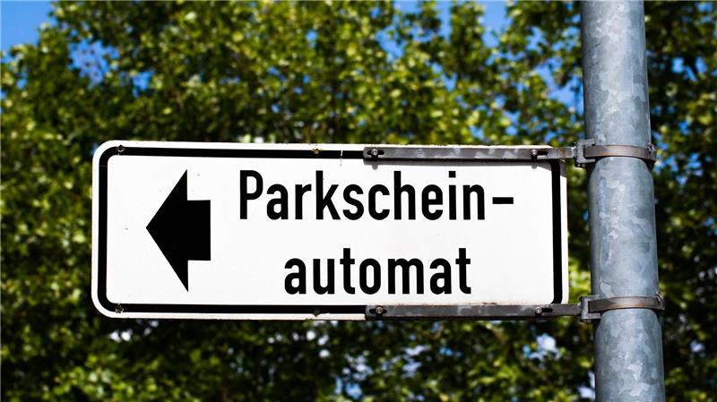 Ein Hinweisschild, auf dem "Parkscheinautomat" geschrieben steht.