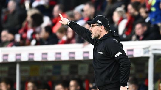 Wie gewohnt trieb Steffen Baumgart sein Team immer wieder an.