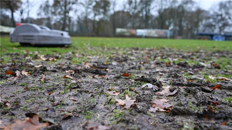 Rasenmähroboter dreht nachts durch und verwüstet Fußballfeld Wie groß der Schaden am Fußballplatz ist, lässt sich laut Stadt bislang nicht beziffern.