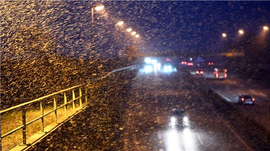 Wie hier auf der A31 im Emsland gab es im Nordwesten oft schwierige Bedingungen auf den Straßen.