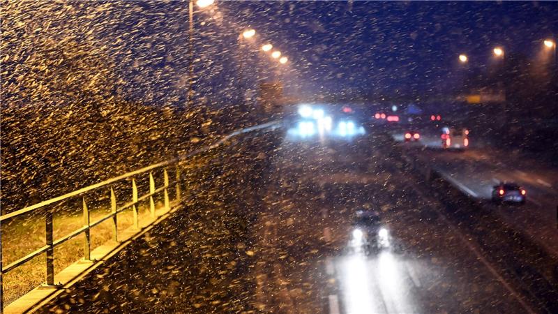 Wie hier auf der A31 im Emsland gab es im Nordwesten oft schwierige Bedingungen auf den Straßen.